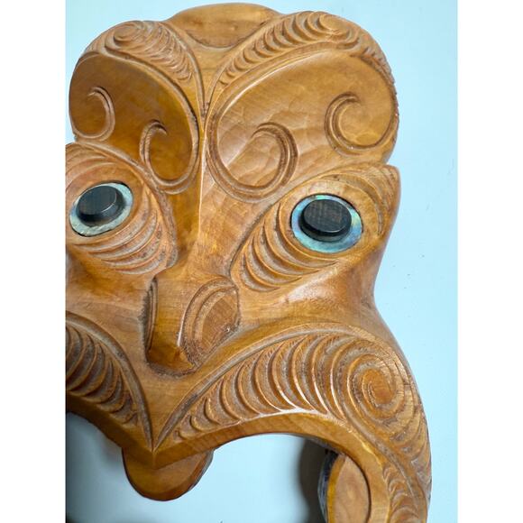 Vintage Hand-Carved Māori Kauri Wood Koruru Gable Mask w/ Pāua Shell Eyes - Picture 4 of 9